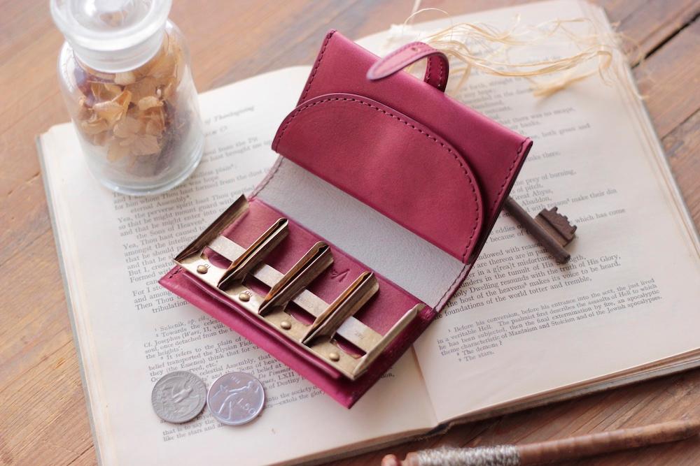 Sale 一点のみストック販売　手染めローズレッド／コインキャッチャー(ベルト：ローズレッド)